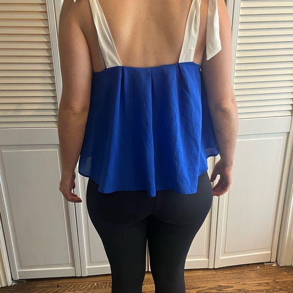 Cute blue and white crop top - Picture 2 of 2